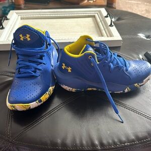 Under Armor youth 4Y basketball sneakers/tennis shoes.